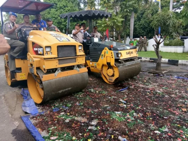 Saling Bersinergi, Pemkot dan Polres Metro Tangerang Kota Musnahkan Botol Minuman Keras