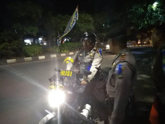 Jelang Pergantian Tahun, Kapolsek Neglasari Gunakan Sepeda Motor Sapa Masyarakat