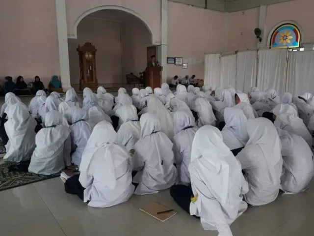 Kuliah Etiket Jelang Liburan Sebagai Bekal Santri Ponpes Daarul Ishlah di Tengah Masyarakat