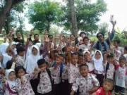 Komunitas Moli dan Rumah Dunia Sambangi SDN Sadah