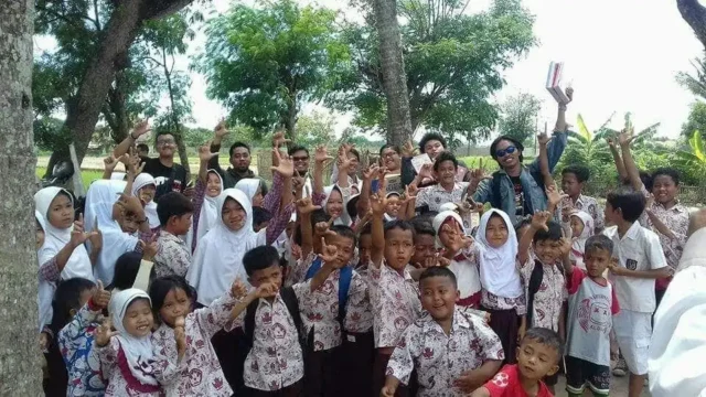 Komunitas Moli dan Rumah Dunia Sambangi SDN Sadah