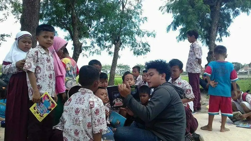 Komunitas Moli dan Rumah Dunia Sambangi SDN Sadah