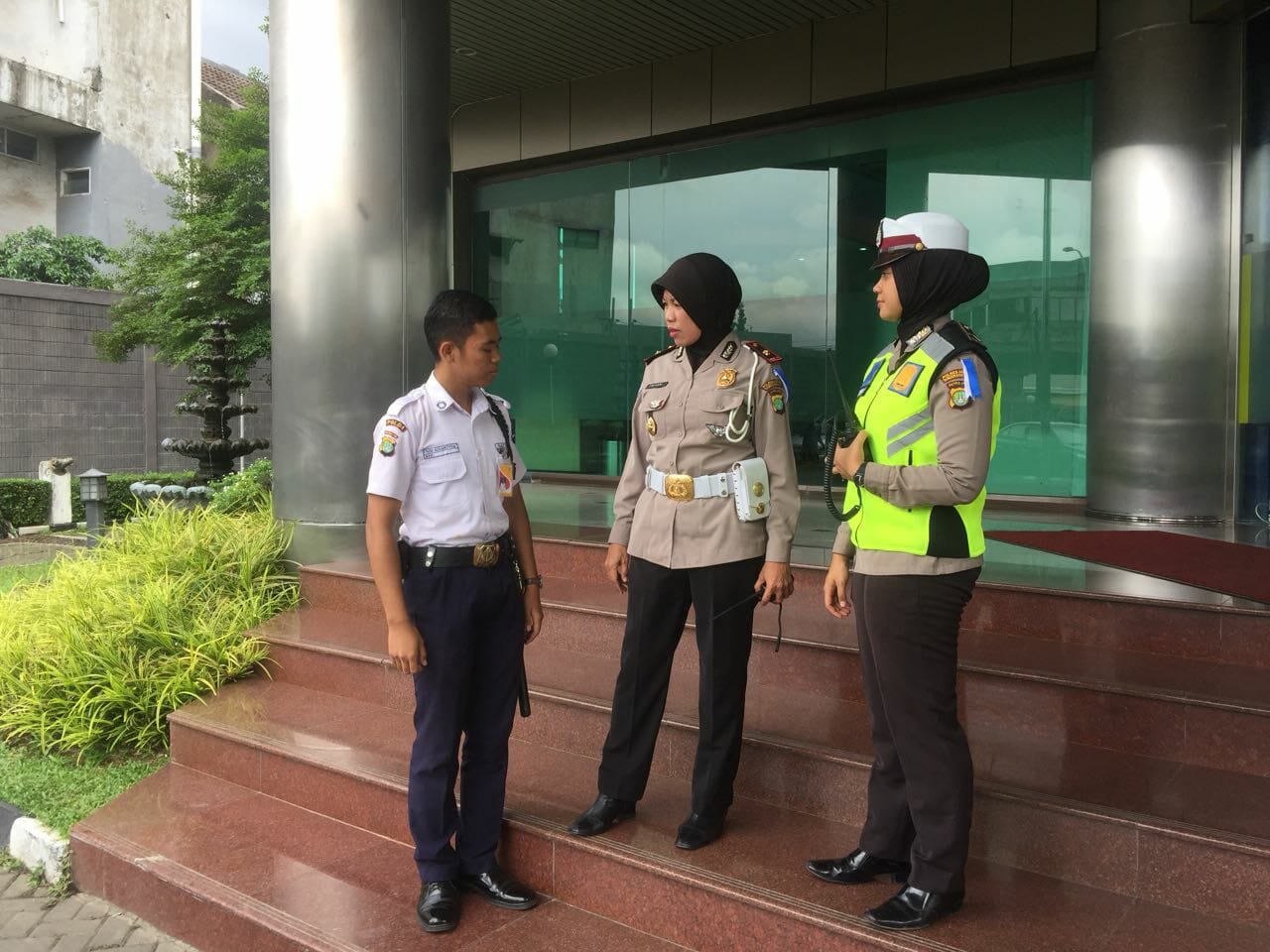 Shalat Jumat Tiba, Polwan Kota Tangerang Sibuk Berpatroli