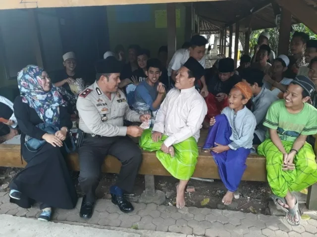 Ditemani Isteri, Kapolsek Karawaci Beri Bantuan ke Ponpes Ar-Ruhama