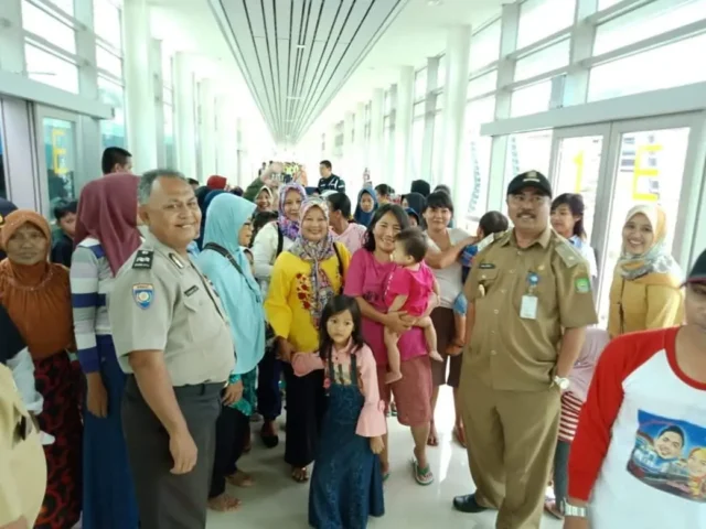 Masih Proses Uji Coba, Warga Tanah Tinggi Suka Cita Naik Kereta Arah Bandara Soetta