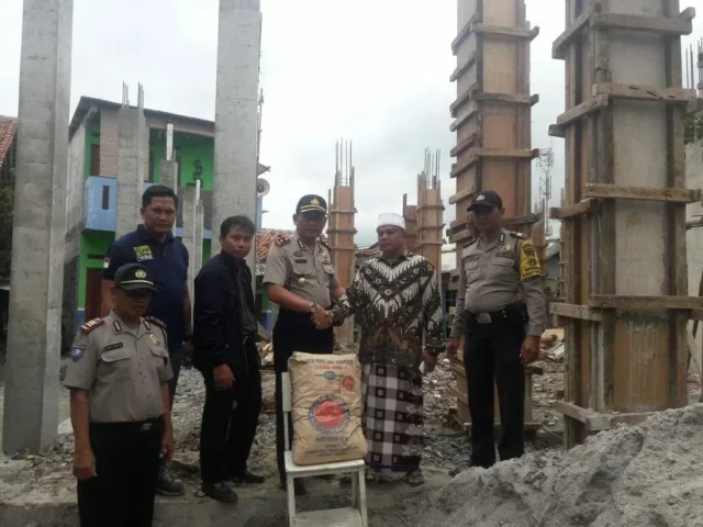 Jalankan Program Kapolres, Kapolsek Batuceper Berikan Bantuan Puluhan Sak Semen ke Mushalla Al Huda