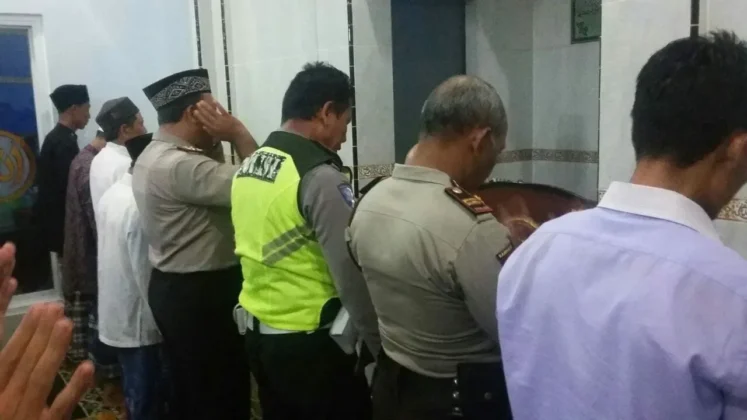 Program Polisi Cinta Masjid Disambut Kapolsek Neglasari dengan Shalat Berjamaah