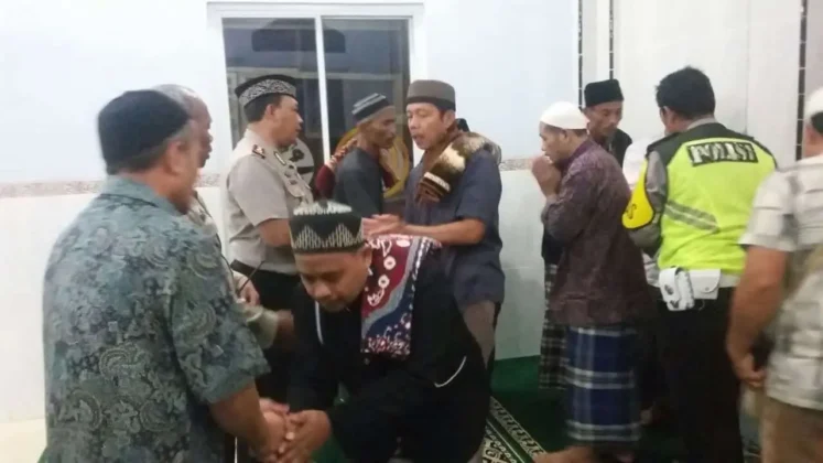 Program Polisi Cinta Masjid Disambut Kapolsek Neglasari dengan Shalat Berjamaah