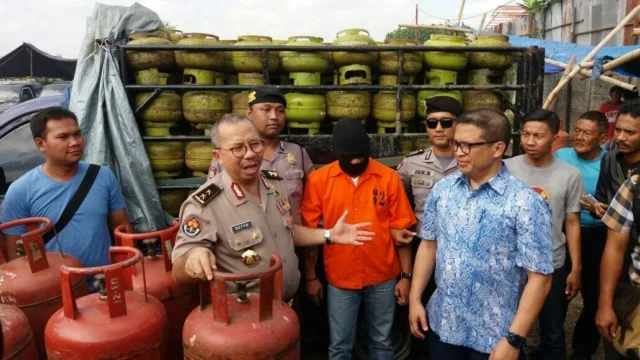 Polisi Gerebek Gudang Gas Oplosan di Kota Tangerang