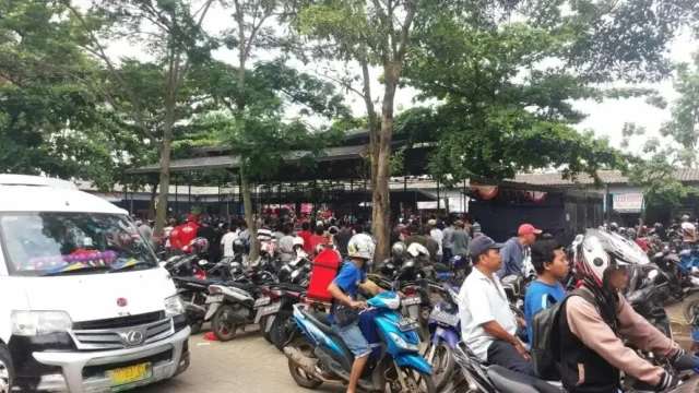 Warga Komplek Bumi Indah Pasar Kemis Mengeluh Kontes Burung Akibatkan Jalan Macet