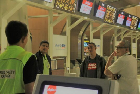 Bos Bandara Soetta Pakai Jaket Bomber Saat Pemindahan Air Asia Dilakukan Dini Hari