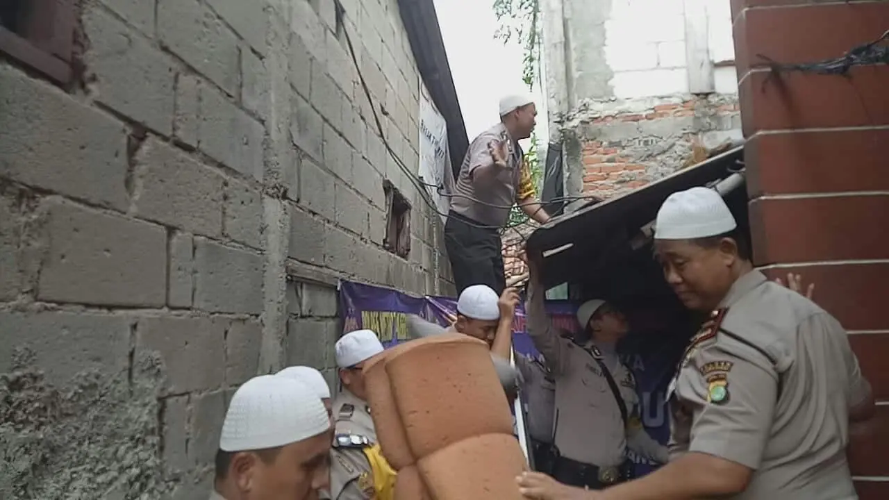 Kapolsek Karawaci Laksanakan Program Bedah Rumah Marbot Masjid