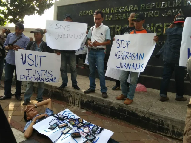 Dikeroyok saat Bertugas, Demonstran Tuntut Polisi Usut Kasus Kekerasan Terhadap Wartawan