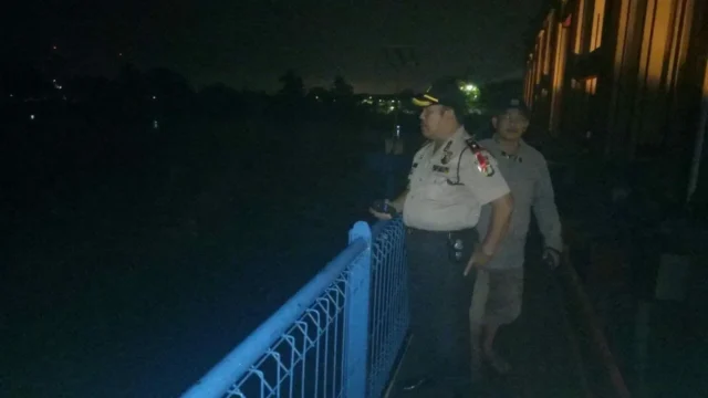 Pasca Hujan Deras, Kapolsek Karawaci Monitoring Pintu Air 10