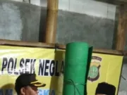 Kapolsek Neglasari Sumbang Karpet untuk Majelis Taklim Riyadlul Badi'ah