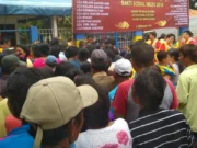 Jelang Imlek Ribuan Warga Antri Sembako dan Angpao di Wihara Tri Maha Dharma Tangerang