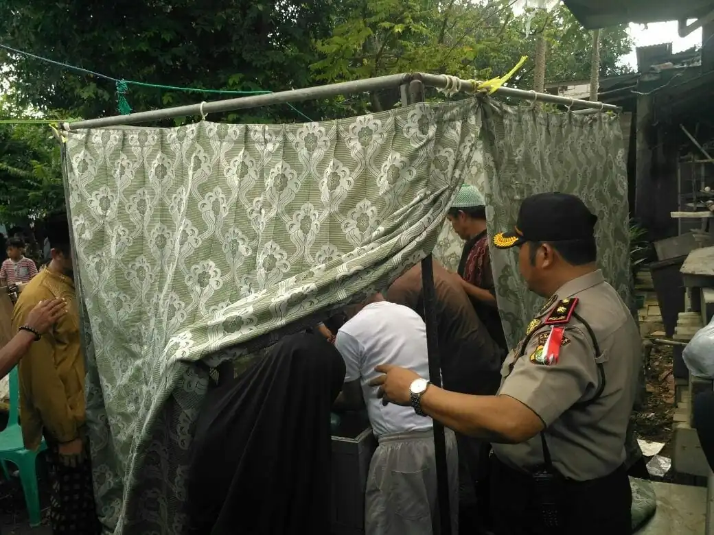 Kapolsek Karawaci Gotong Keranda Jenazah Korban Tenggelam di Tangerang Kota