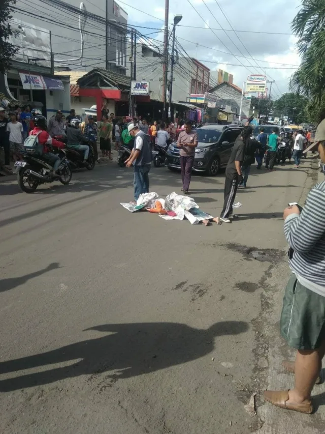 Berboncengan Motor Wanita Asal Ciledug Tewas Terlindas Bus di Jalan Karang Tengah