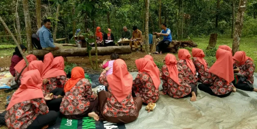 Manfaatkan Tanah Pekarangan, TP PKK Desa Warungbanten Gunakan Pupuk Alami