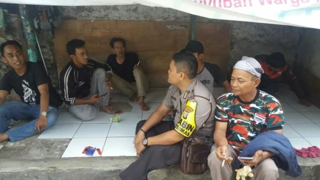 Anggota Polsek Jatiuwung Rangkul Tukang Ojek Online dan Pangkalan