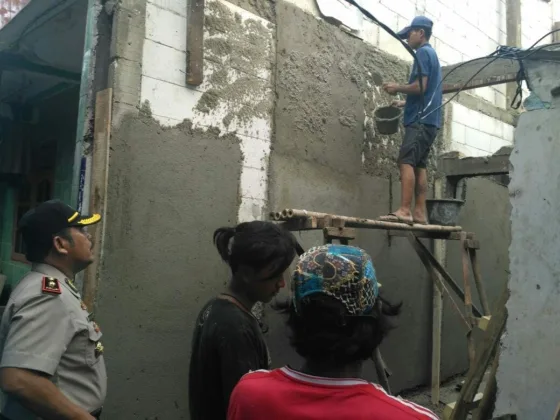 Kapolsek Karawaci Monitoring Pembangunan Program Bedah Rumah Milik Warga