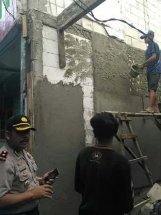 Kapolsek Karawaci Monitoring Pembangunan Program Bedah Rumah Milik Warga