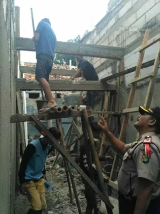 Kapolsek Karawaci Monitoring Pembangunan Program Bedah Rumah Milik Warga