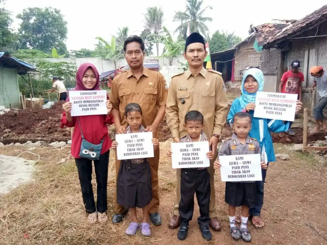 Warga Sambut Gembira Peletakan Batu Pertama Pembangunan RKB PAUD PENA