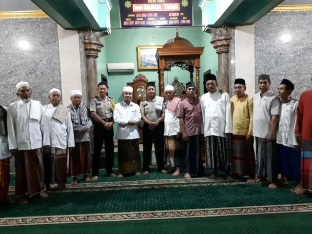 Kapolsek Batuceper Ajak Anggota Polisi Shalat Shubuh Berjamaah