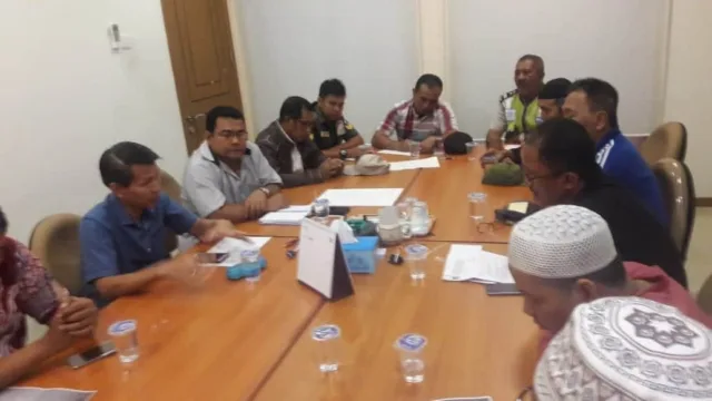 Bahas Masalah Portal Jalan, Kapolsub Sektor Palem Semi Bersama Babinsa Hadiri Pertemuan Warga