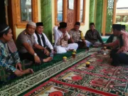 Wakapolsek Neglasari Berbaur Bersama Warga Dalam Program Shalat Jumat Keliling