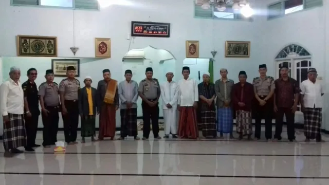 Kapolsek Jatiuwung Laksanakan Sholat Subuh Keliling Sosialisasikan Pesan Kamtibmas