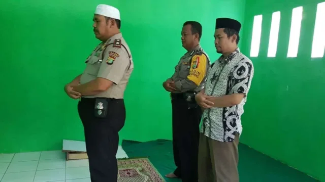 Kapolsek Karawaci Sholat Dzuhur Berjamaah Bersama Warga