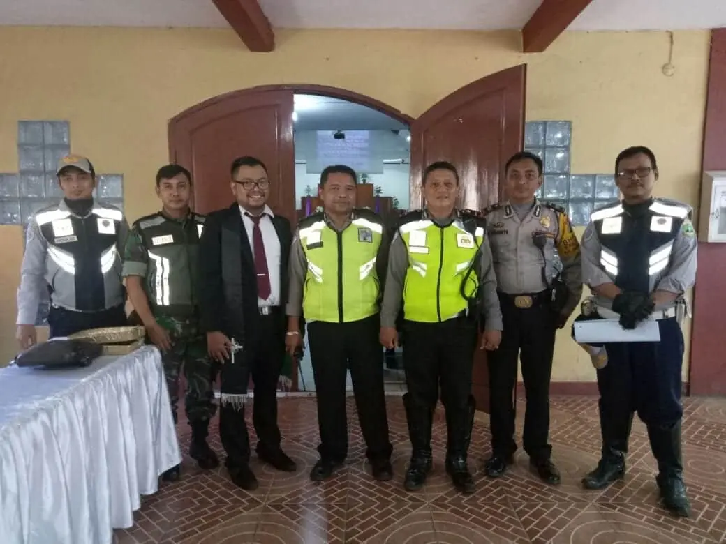 Wakapolsek Neglasari Monitoring Pengamanan Kebaktian Di Gereja Maranatha