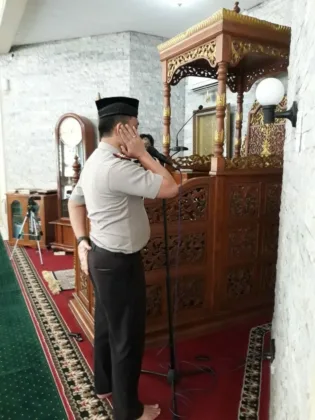 Beri Teladan pada Anggota, Kapolsek Kembangan Kumandangkan Azan dan Imam Sholat