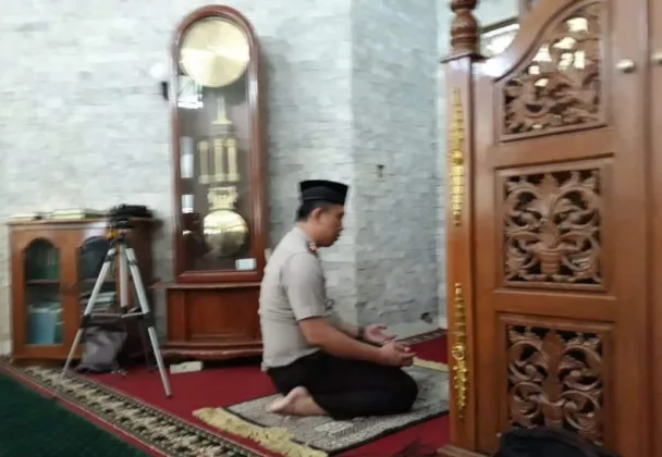 Beri Teladan pada Anggota, Kapolsek Kembangan Kumandangkan Azan dan Imam Sholat