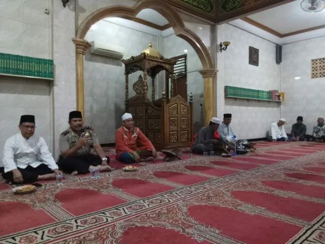 Maraknya Berita Hoax, Kapolsek Karawaci Hadiri Pengajian Rutin di Masjid Baabussalam