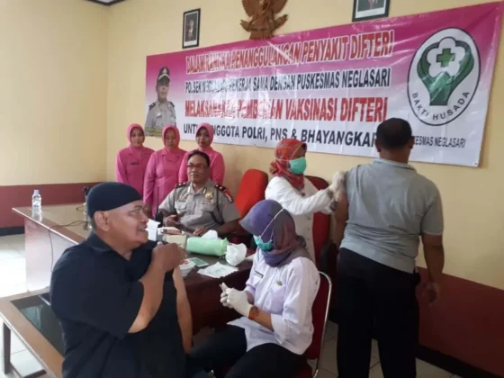 Polsek Neglasari Gandeng Puskesmas Gelar Vaksinisasi Difteri