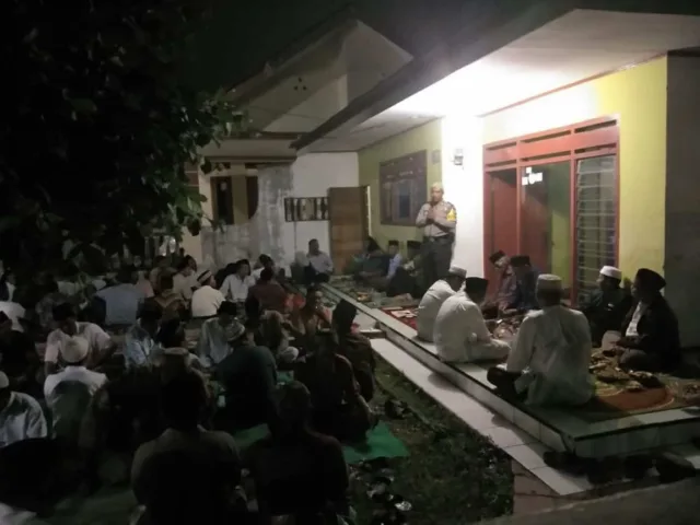 Wujudkan Program Polsantren, Aiptu Pamuk Berbaur Dengan Warga Sampaikan Pesan Bhabinkamtibmas