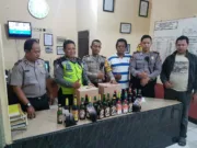 Gelar Oprasi Cipkon, Polsek Neglasari Sita Puluhan Botol Miras