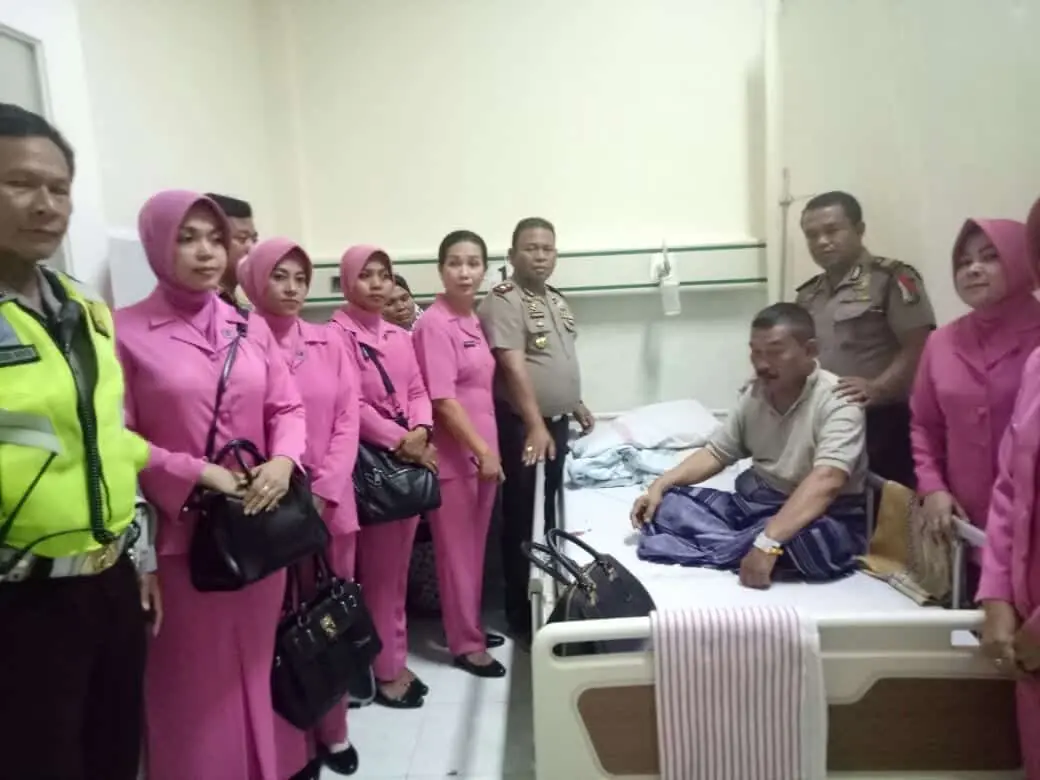 Berikan Motivasi Kapolsek Neglasari Bersama Ibu Bhayangkari Besuk Anggotanya yang Sedang dirawat Di Rumah Sakit