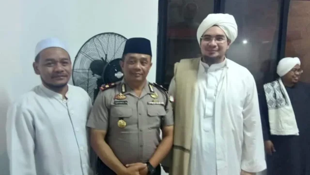 Hadiri Peringatan Isra Mi’raj di Kelurahan Larangan, Kapolsek Ciledug Menyimak Ceramah Ulama