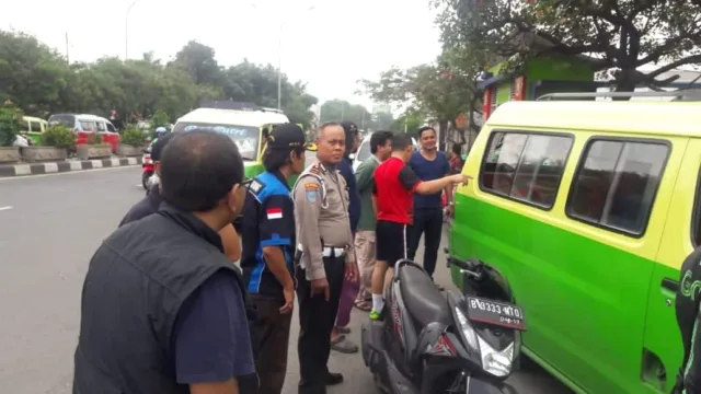 Belasan Driver Ojek Online Hadang Angkot Jurusan Perum-Tangerang