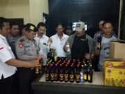 Jajaran Polsek Karawaci Amankan Puluhan botol Miras yang Dijual di Kios Jamu