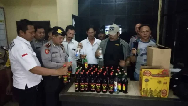 Jajaran Polsek Karawaci Amankan Puluhan botol Miras yang Dijual di Kios Jamu