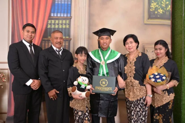 Satria Puji Irawan, Putra Ke 3 Aiptu Purwanto Ikuti Prosesi Wisudawan AMIK - STMIK Raharja