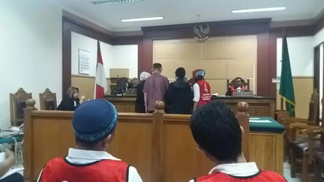 Kisah Pasangan yang Hidup Tanpa Ikatan Pernikahan Berakhir di Meja Hijau