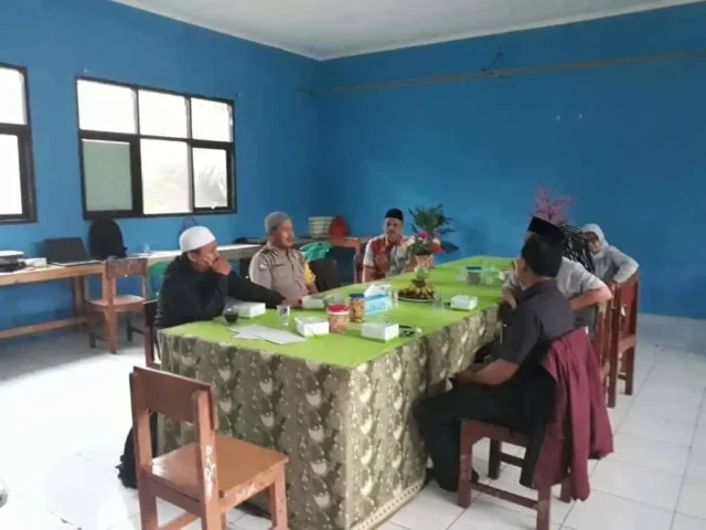 Bersilaturahmi ke Pondok Pesantren Assidiqiyah 2 Batu Ceper, Aiptu Suharno Sampaikan Pesan-pesan Kamtibmas