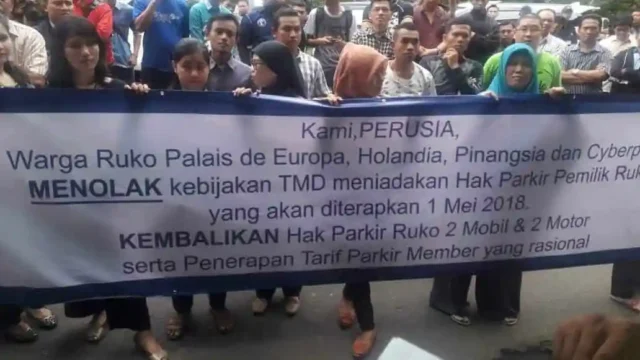 Warga Pinangsia Lippo Unjuk Rasa Tolak Parkir Berbayar