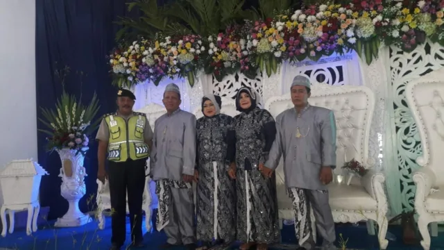 Hadiri Resepsi Pernikahan Putri Sahabatnya, Aiptu Purwanto Sampaikan Pesan Kamtibmas